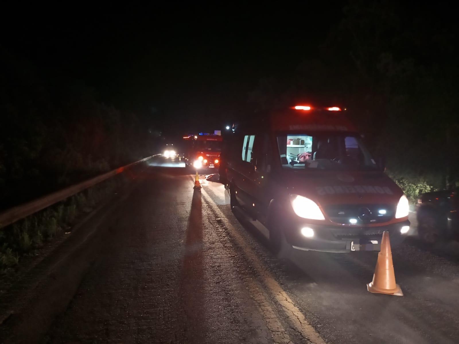Colisão entre caminhão e motocicleta deixa um morto e um ferido na BR-282, em Alfredo Wagner