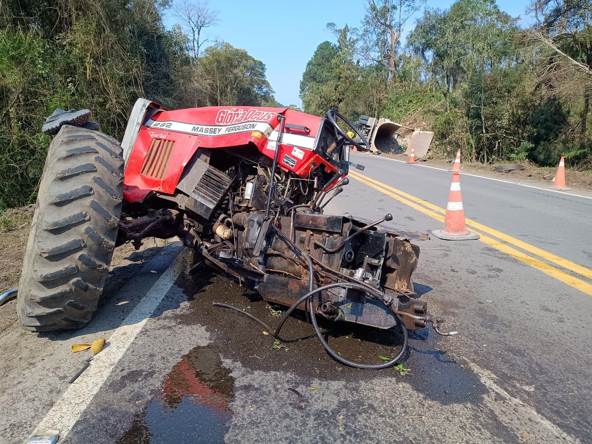 Colisão entre caminhão e trator deixa motorista ferido na BR-470 em Pouso Redondo