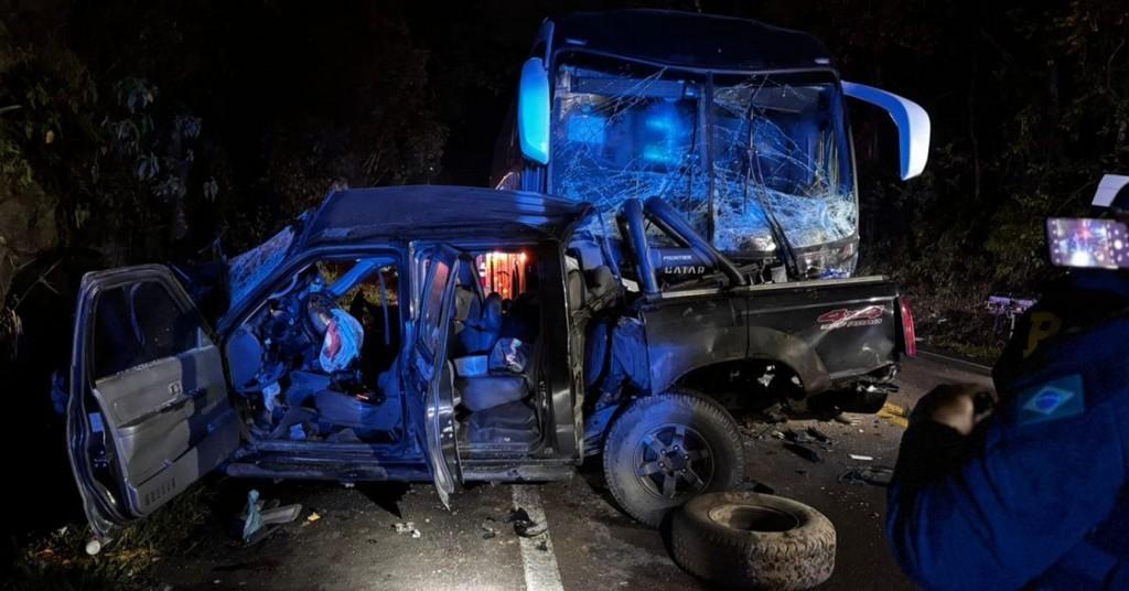Colisão entre caminhonete e ônibus deixa dois mortos na BR-470, em Ibirama