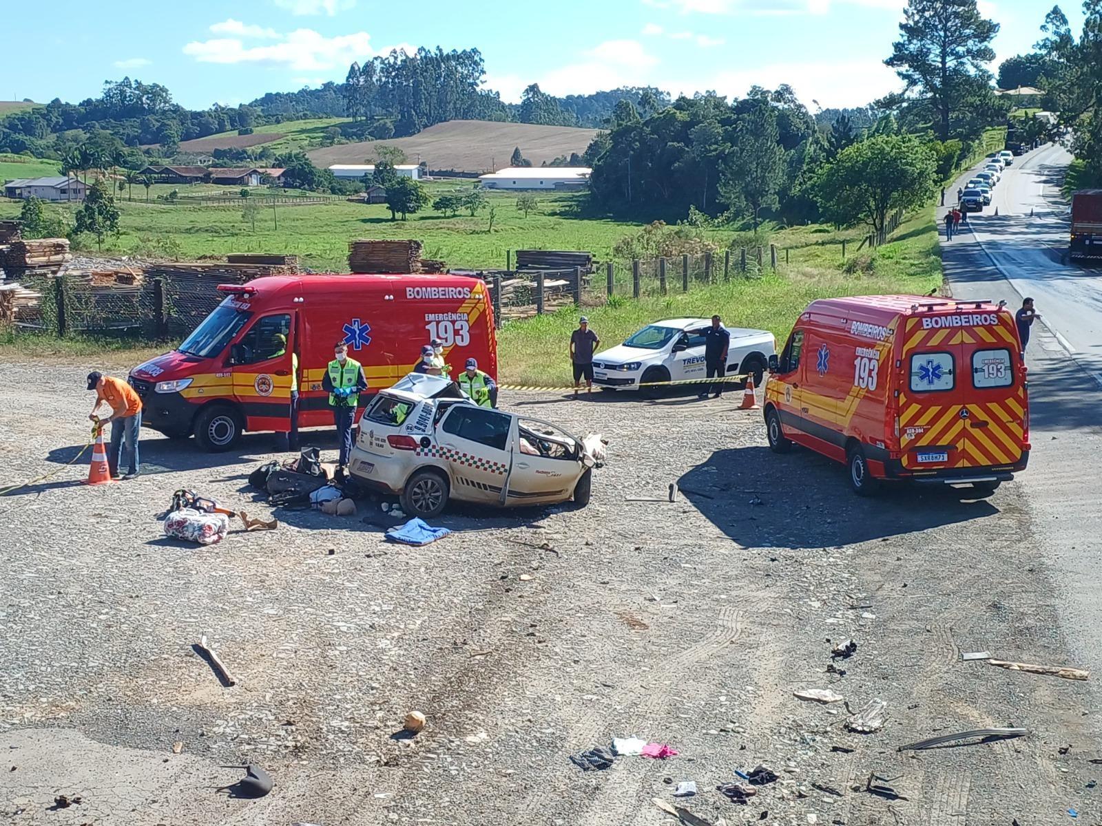 Colisão entre carro e carreta deixa dois mortos na BR-470 em Trombudo Central
