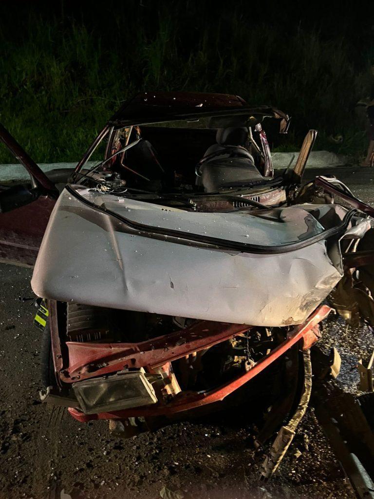 Colisão entre carro e carreta deixa homem preso às ferragens na BR-470, em Ibirama