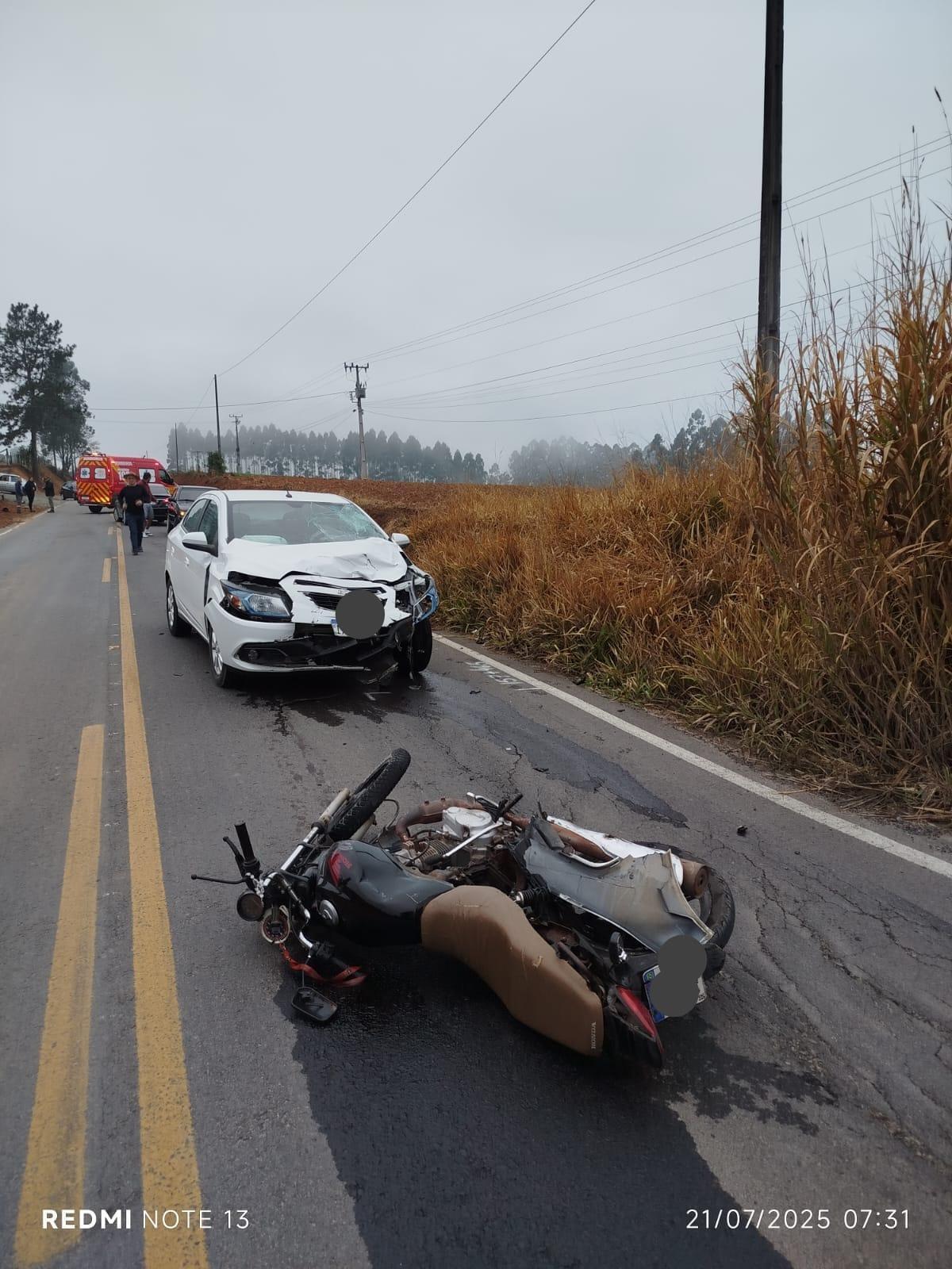 Colisão entre carro e moto deixa dois feridos na SC-281 em Agrolândia