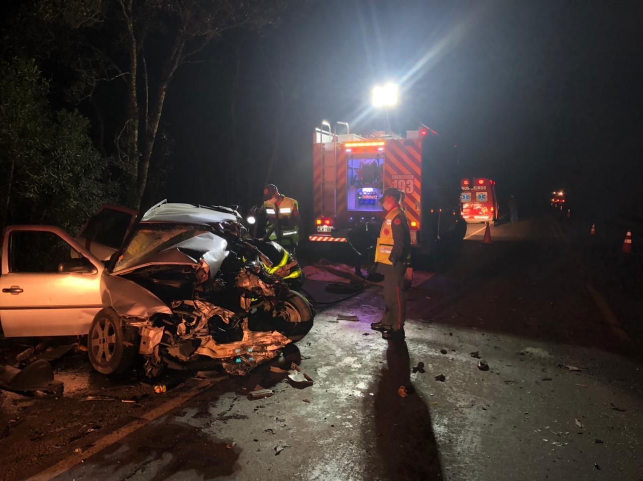 Colisão entre caminhões e automóvel deixa dois mortos e dois feridos na BR-470