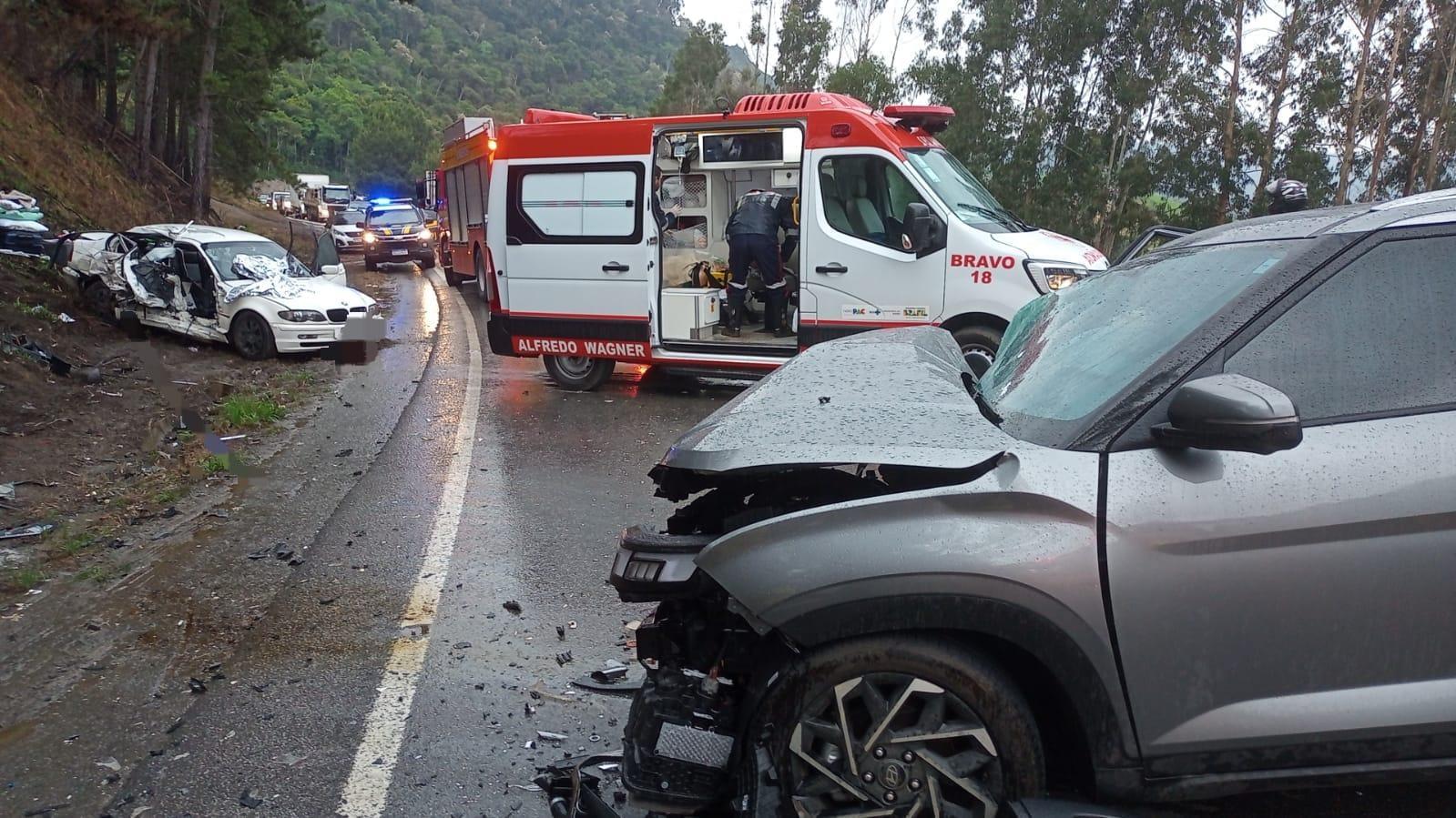 Colisão entre dois carros deixa feridos na BR-282 em Alfredo Wagner