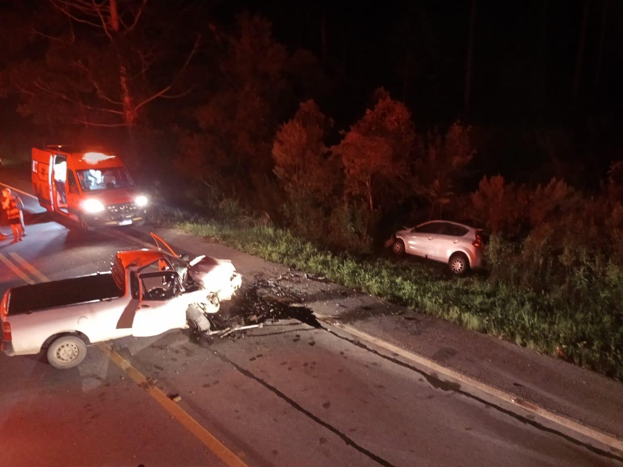Colisão entre dois carros deixa quatro feridos na BR-282, em Bom Retiro