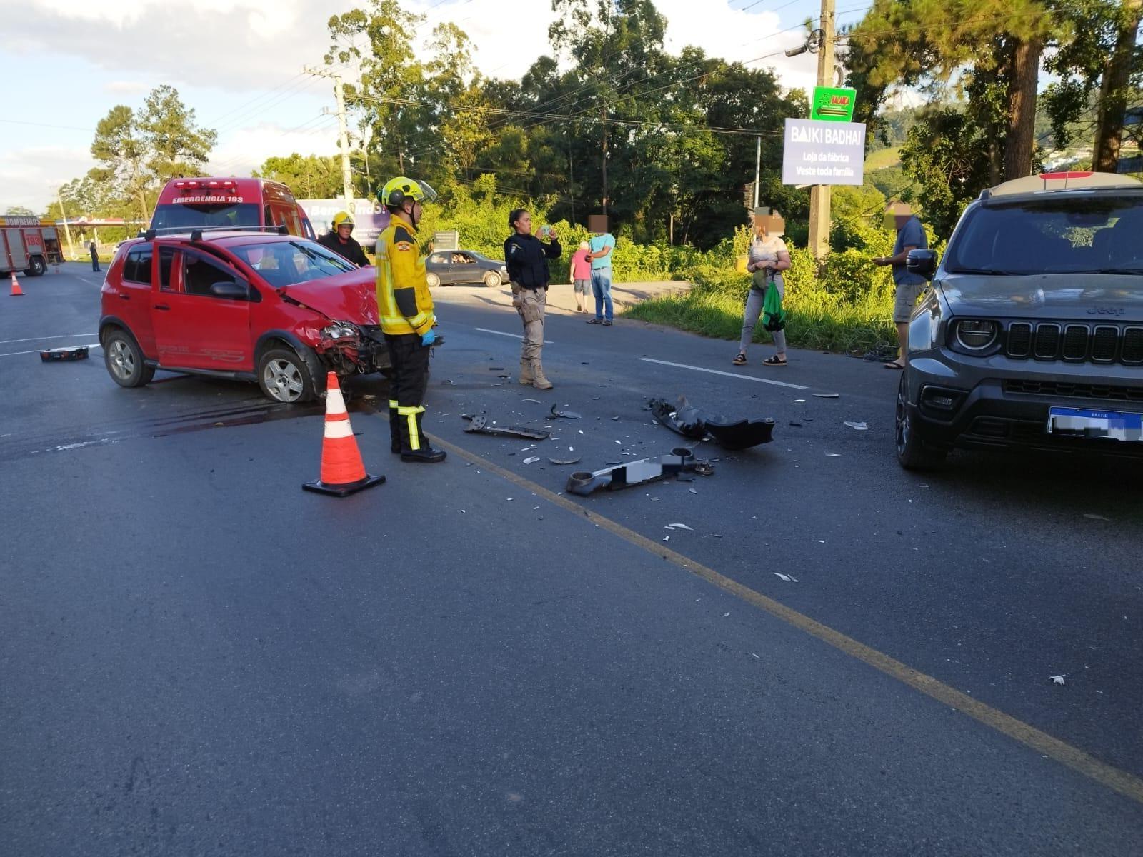 Colisão entre dois veículos é registrada na BR-470, em Rio do Sul
