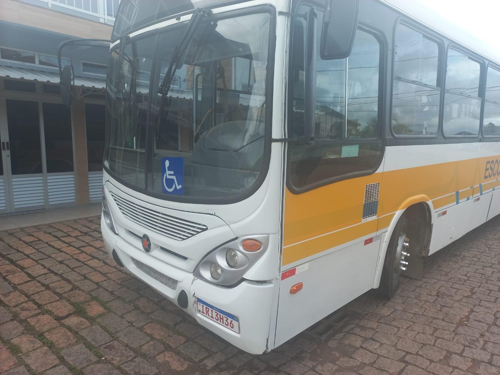 Colisão entre moto e ônibus deixa motociclista ferido em Lontras