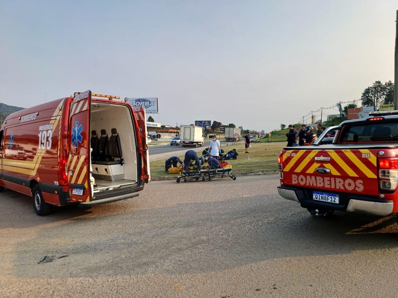 Colisão entre motocicleta e caminhão na BR-470 deixa duas vítimas feridas