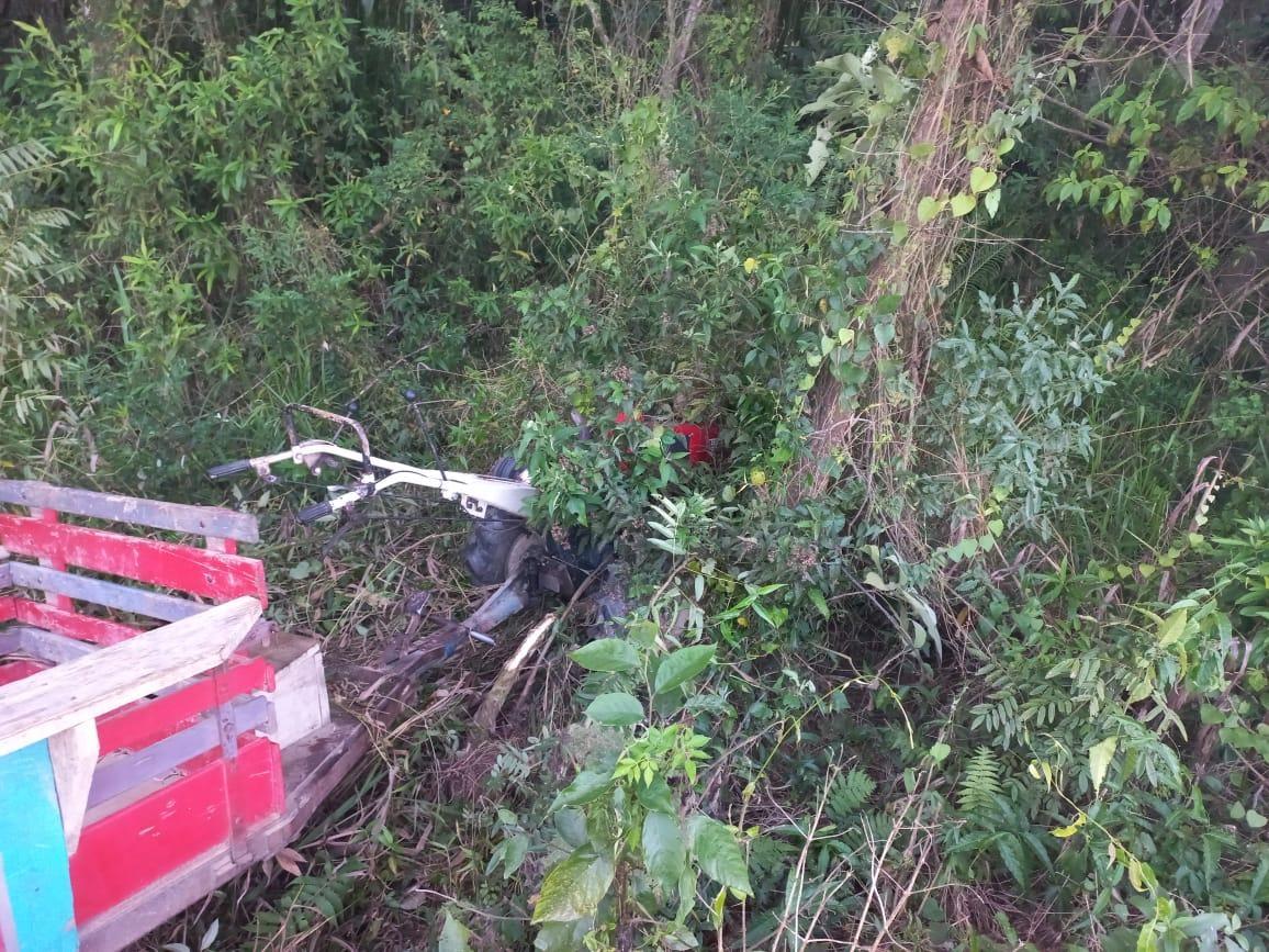 Colisão entre motocicleta e micro trator deixa uma pessoa ferida