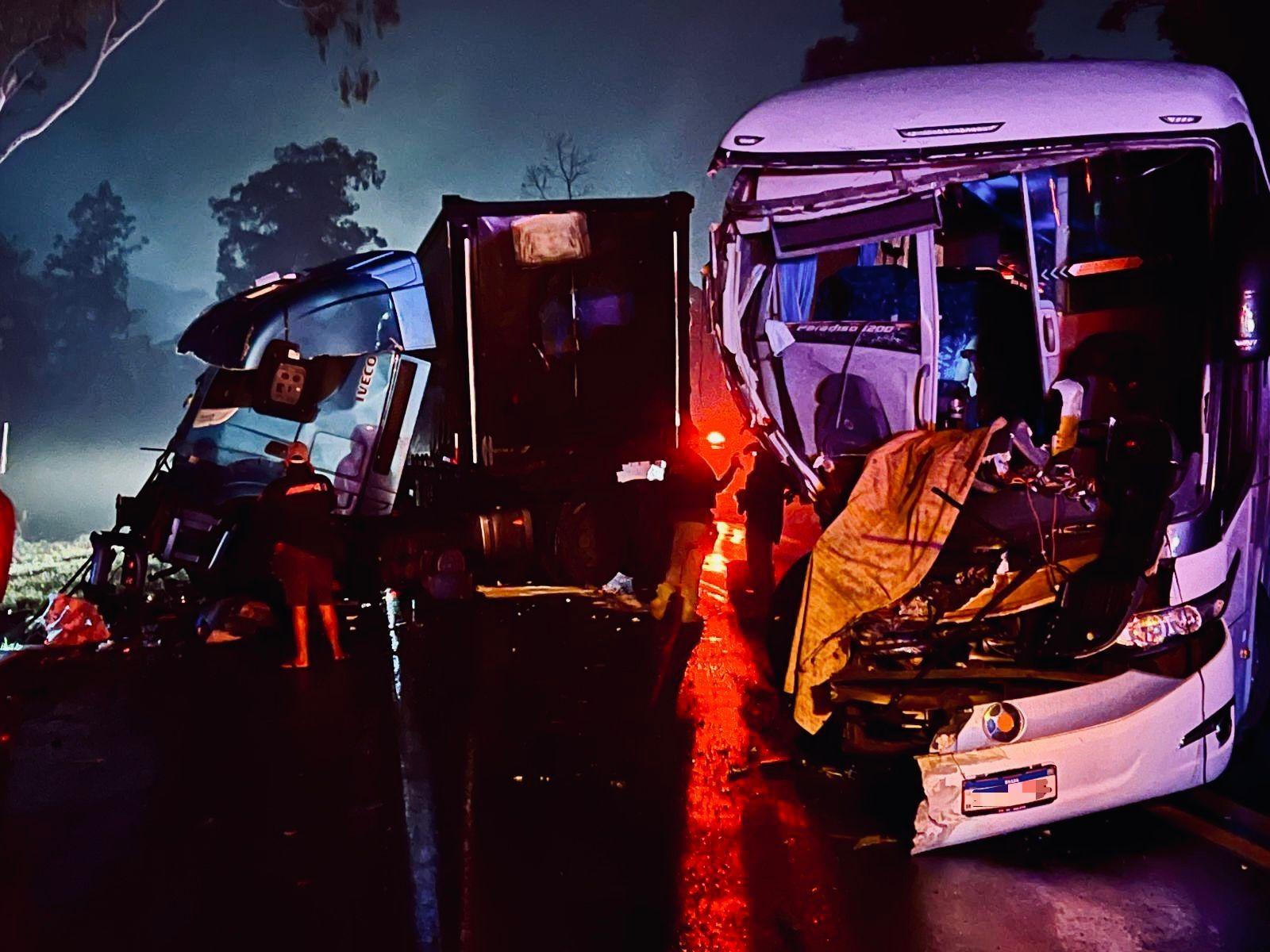 Colisão entre ônibus e carreta deixa 10 feridos na BR-470