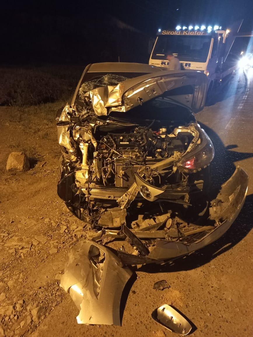 Colisão entre trator e automóvel na SC-350 deixa carro destruído