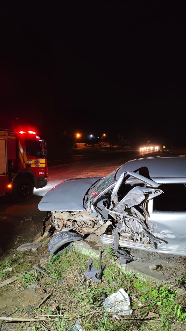 Colisão entre três veículos deixa motorista ferido na BR-470