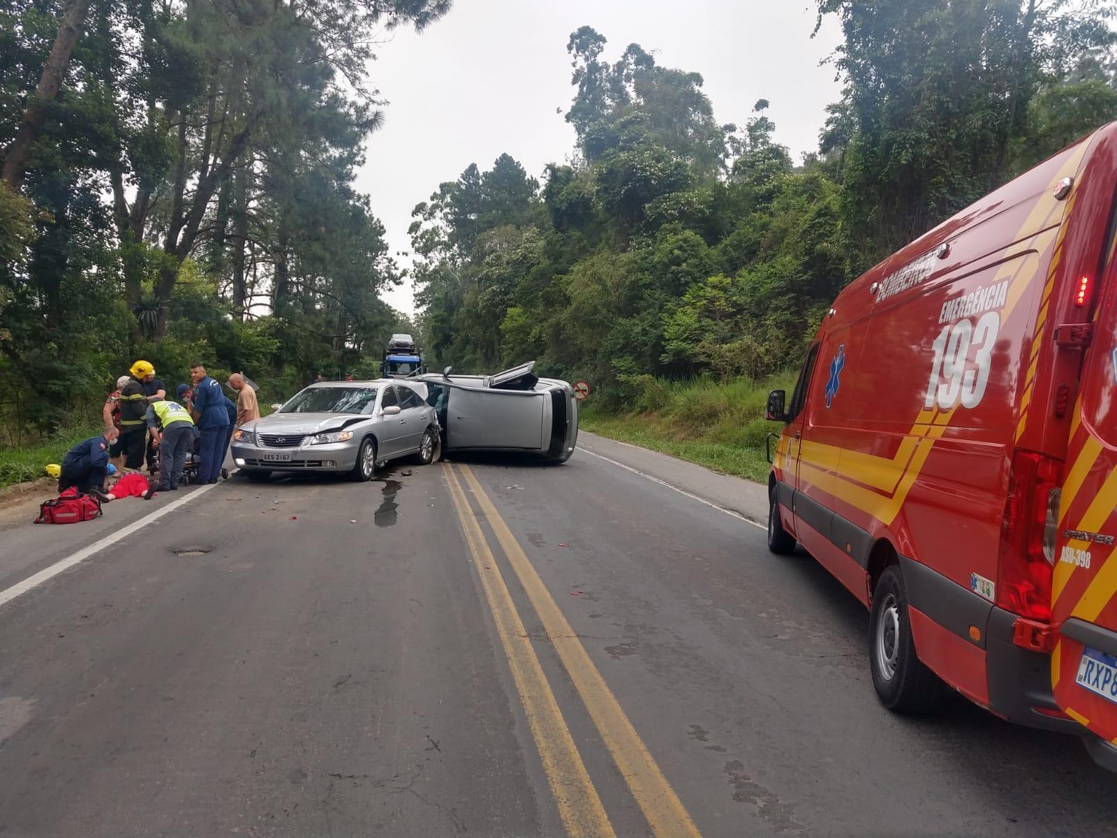 Colisão entre veículos deixa três feridos 