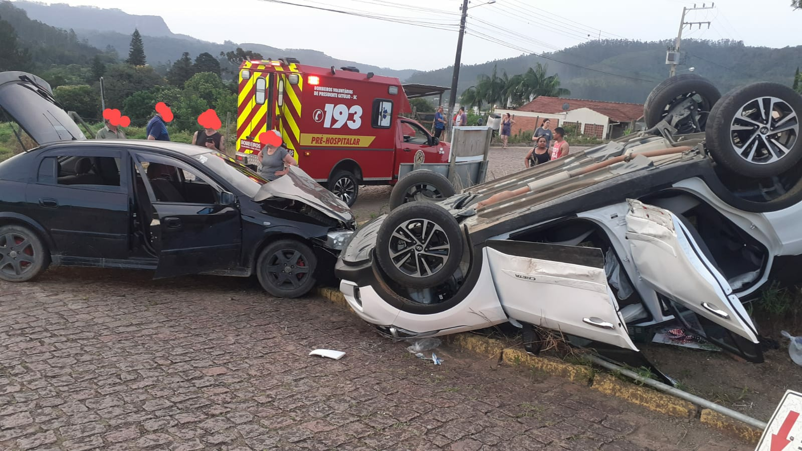 Colisão entre veículos deixa uma mulher gravemente ferida 