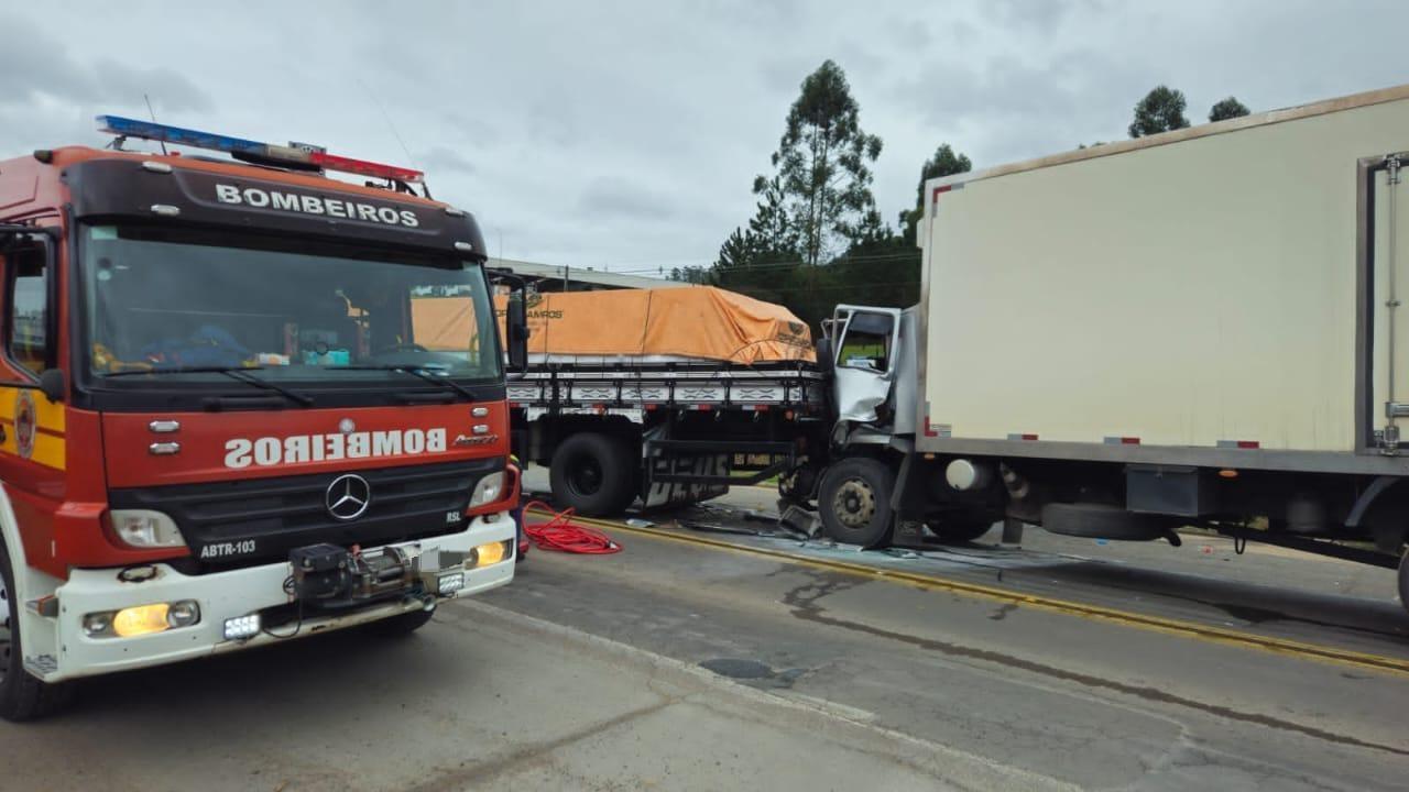 Colisão envolve três caminhões e um automóvel na BR-470