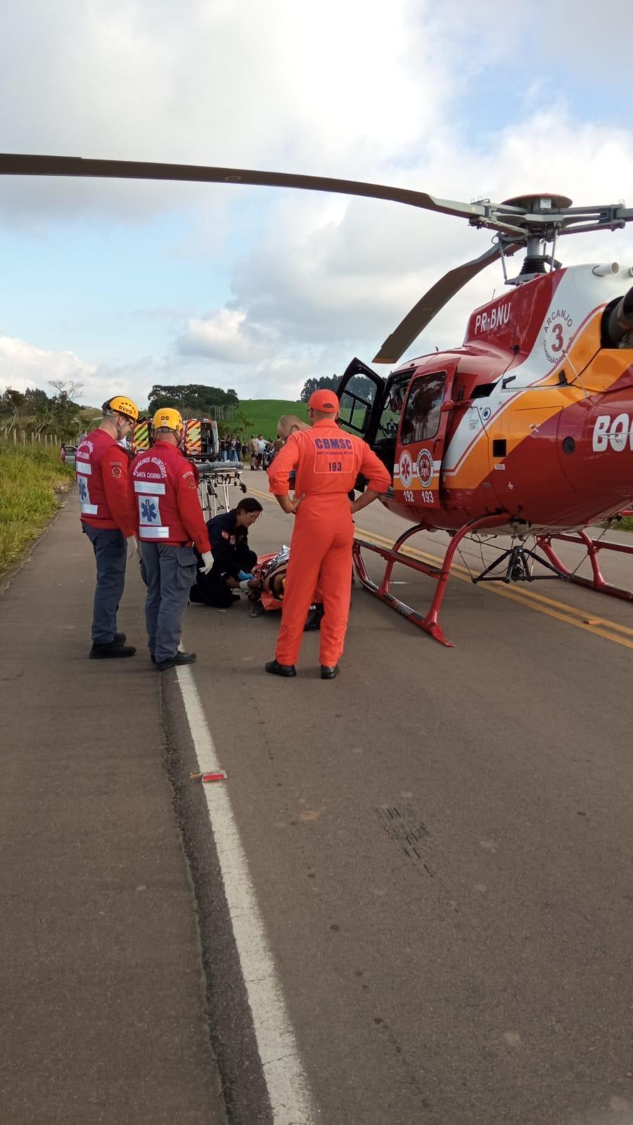 Colisão envolvendo três motos deixa dois motociclistas gravemente feridos 