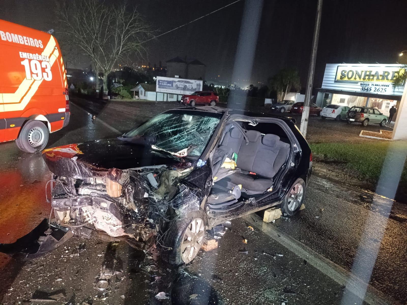 Colisão frontal deixa dois motoristas gravemente feridos 