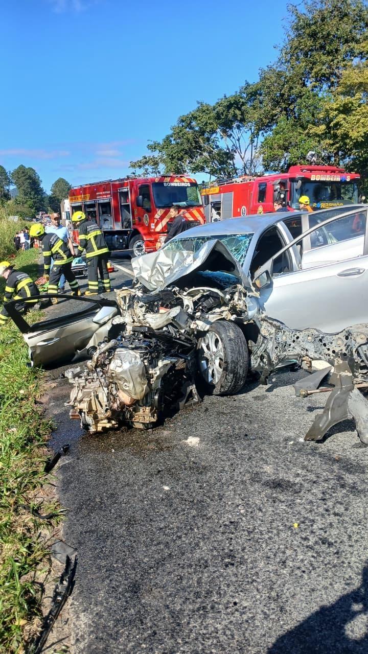 Colisão frontal deixa quatro feridos e carro cai em ribanceira na BR-470