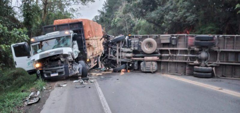 Colisão frontal entre caminhões deixa dois motoristas feridos na manhã desta segunda-feira (11)