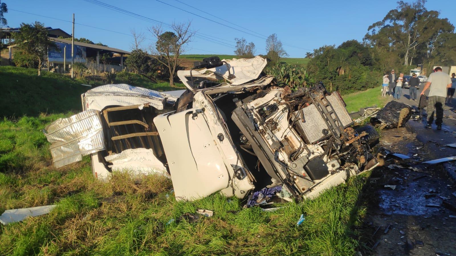 Colisão frontal entre caminhões deixa motoristas gravemente feridos 