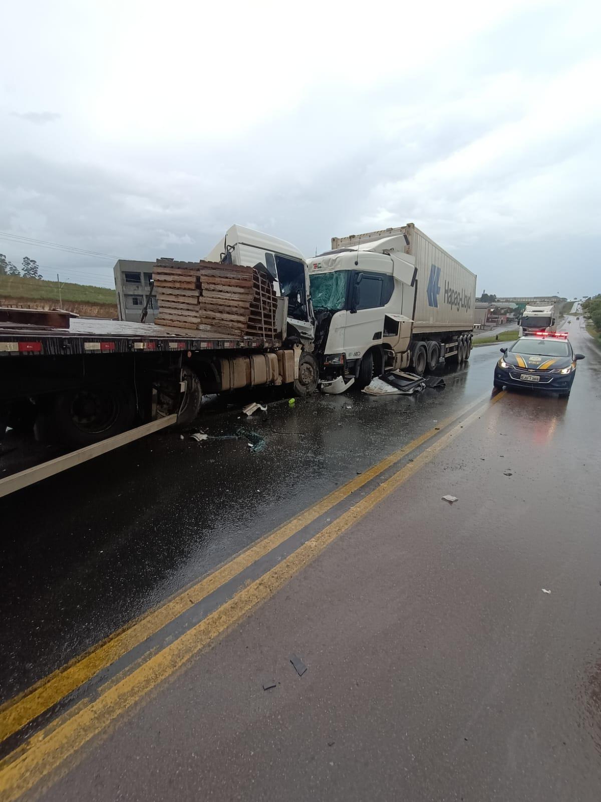 Colisão frontal entre caminhões deixa quatro feridos na BR-470