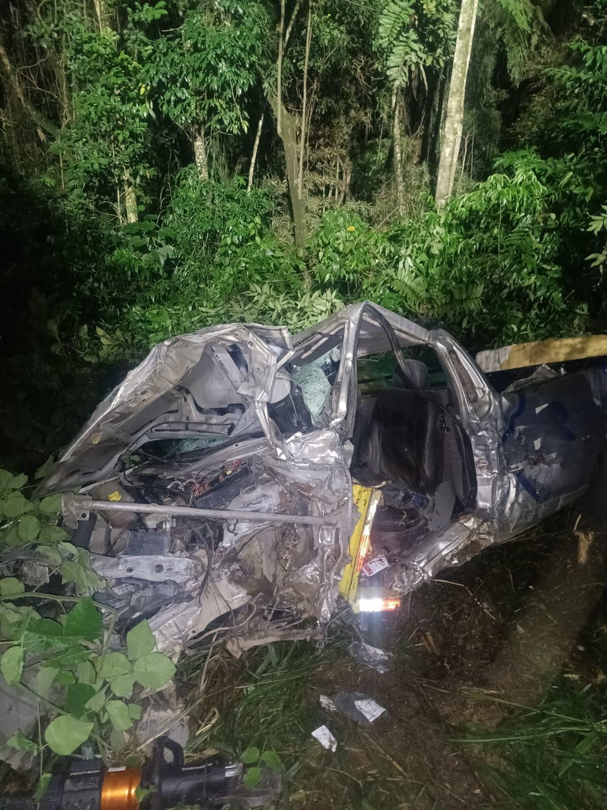 Colisão frontal entre carro e caminhão deixa uma vítima fatal