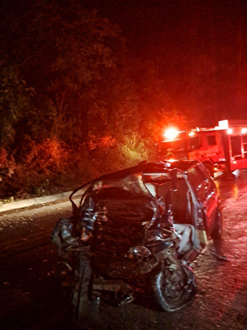 Colisão frontal entre carro e carreta deixa jovem morto na BR-282 em Alfredo Wagner