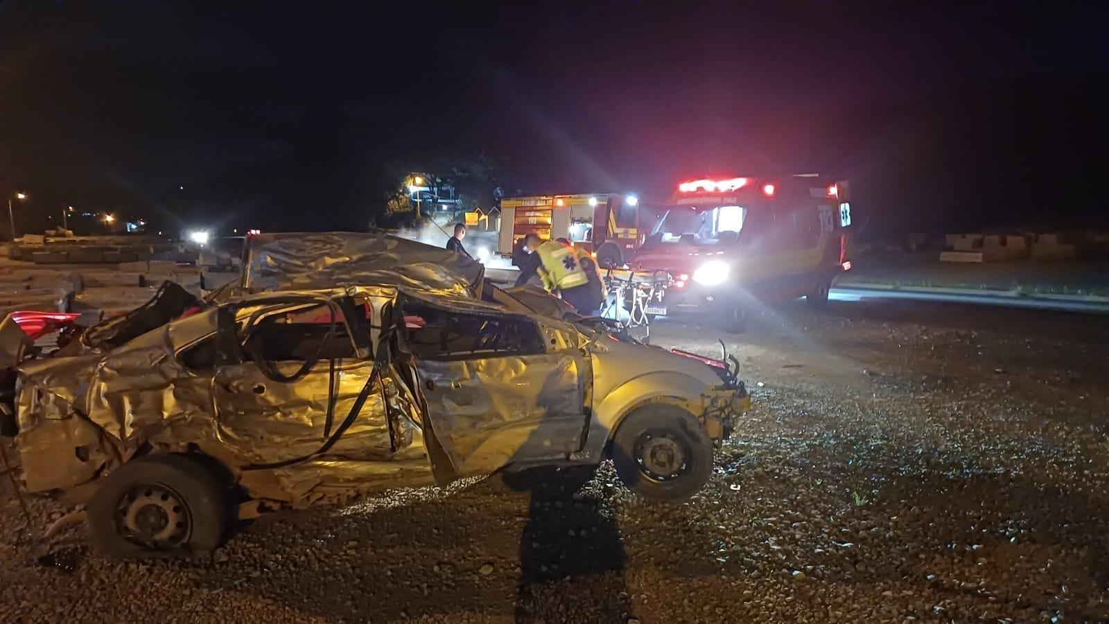 Colisão frontal entre carro e carreta deixa motorista ferido na BR-470 em Trombudo Central