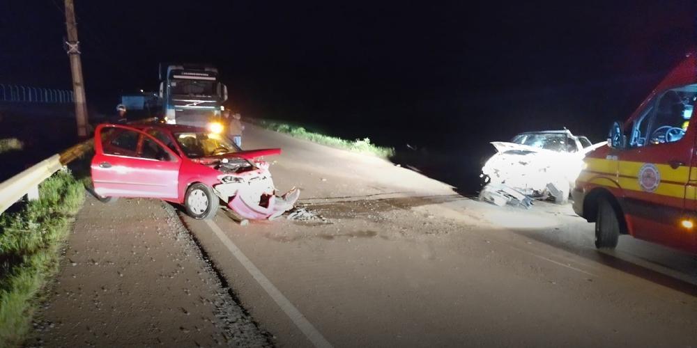 Colisão frontal entre veículos deixa feridos e dois fugiram do local