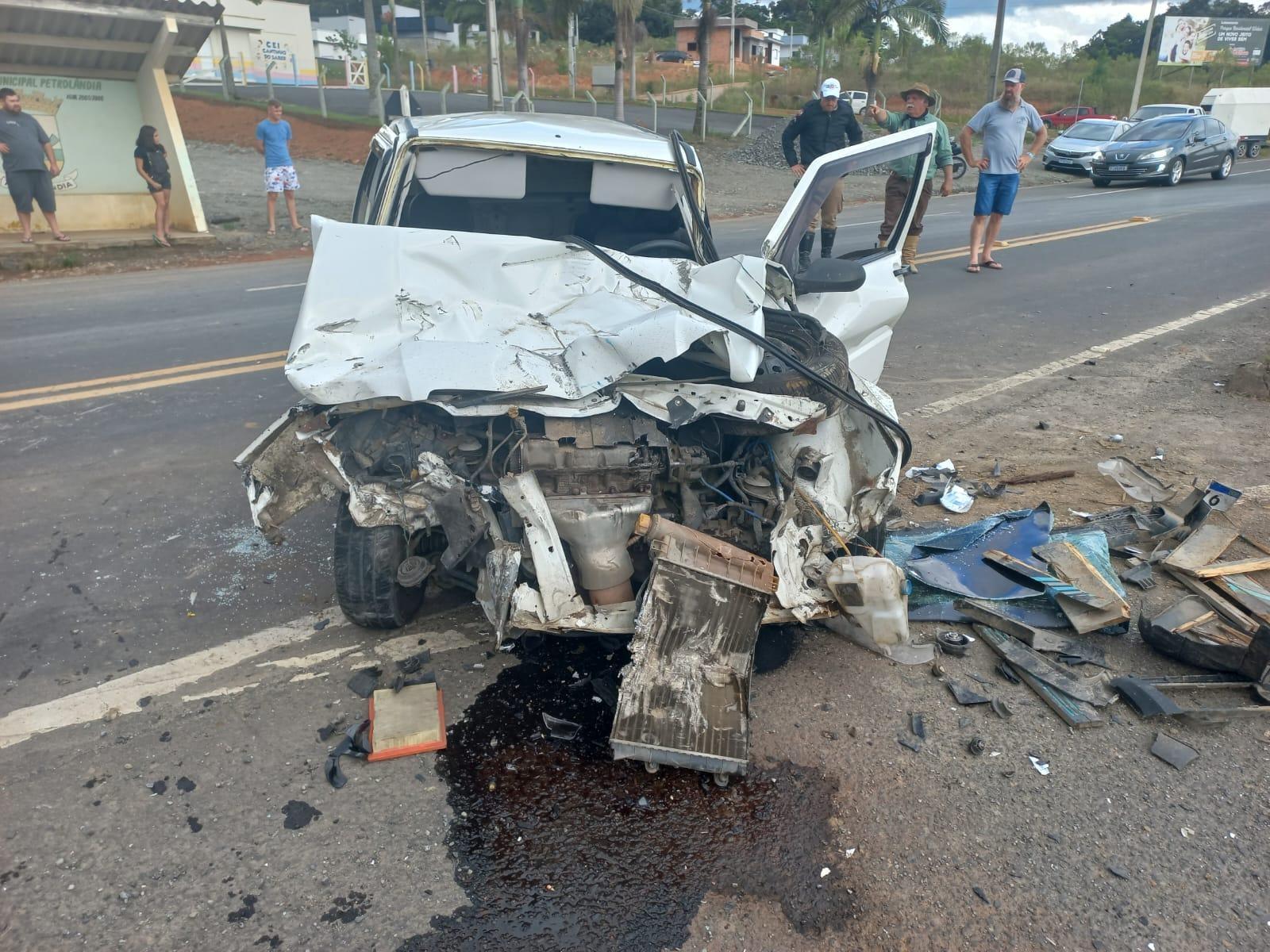 Colisão na SC-110 em Petrolândia deixa três feridos 