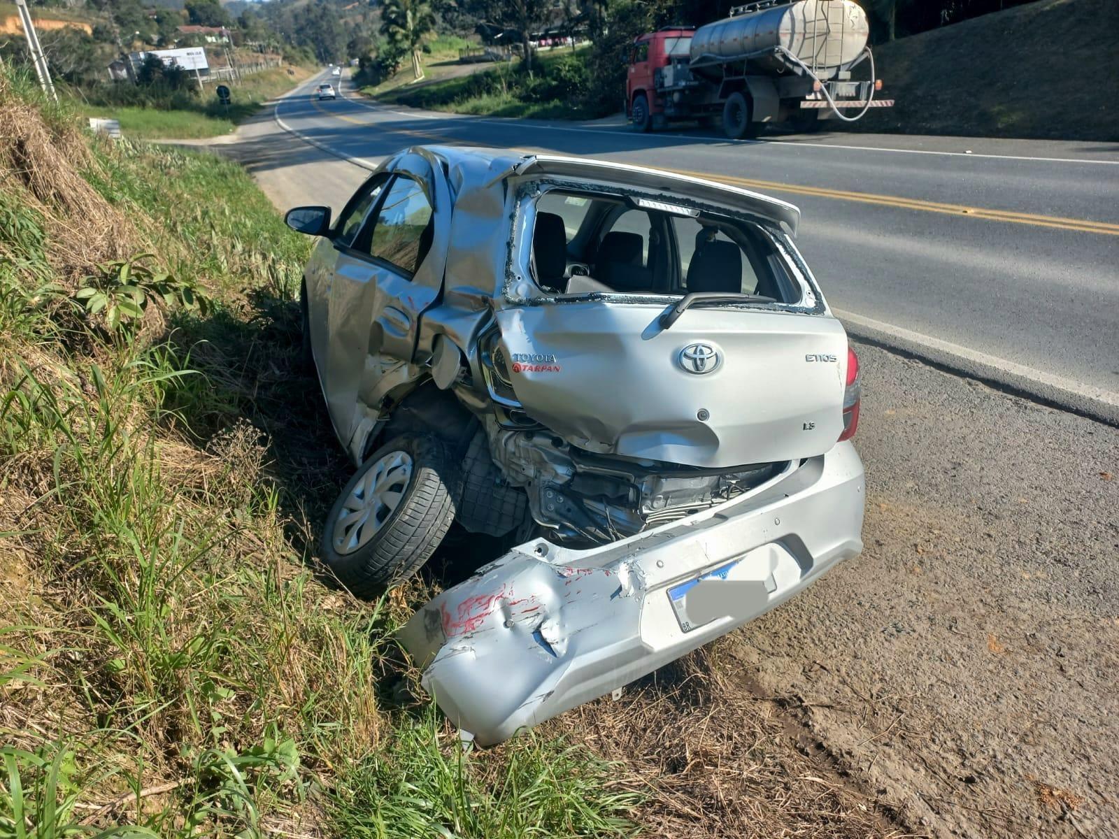 Colisão na SC-350 em Aurora destrói traseira de veículo 