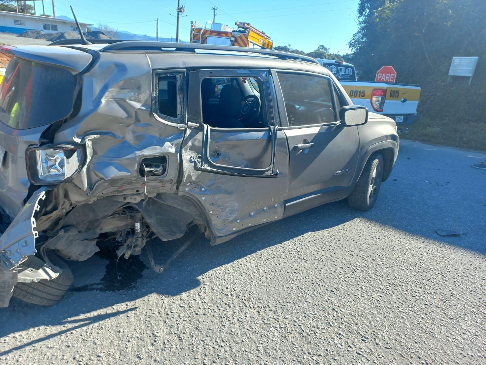 Colisão na SC-350 em Ituporanga deixa veículos destruídos 