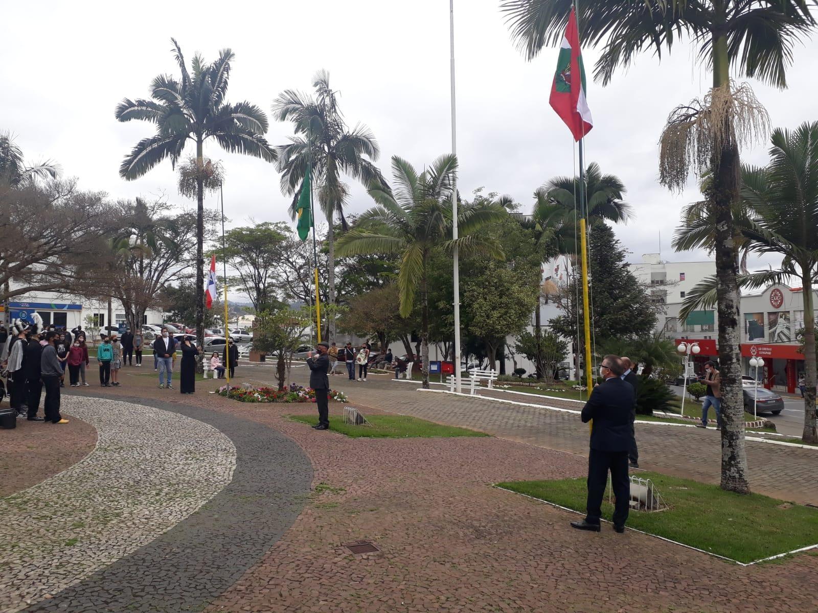 Ituporanga realiza abertura da Semana da Pátria com apresentações de alunos e hasteamento das bandeiras