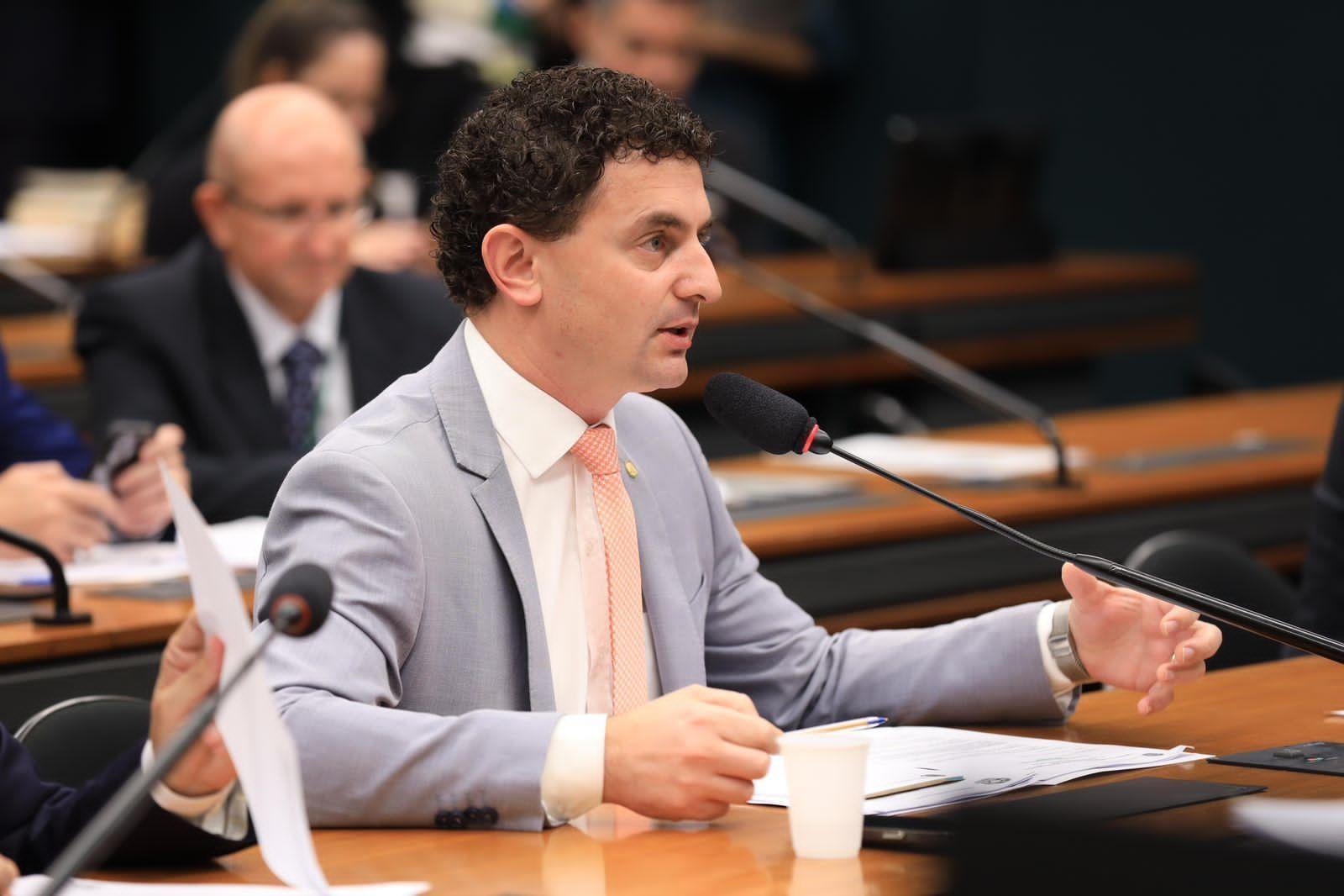 Comissão aprova relatório de Pezenti que facilita contratação de mão de obra na agricultura 