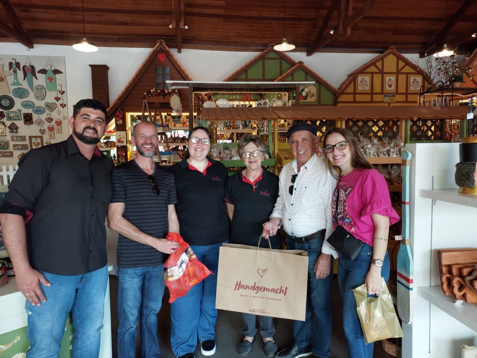 Comitiva de Ituporanga realiza visita técnica na Casa do Artesão de Pomerode