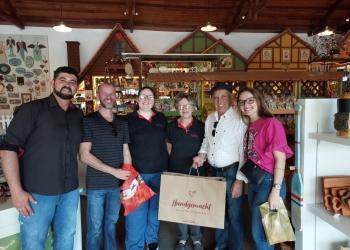 Comitiva de Ituporanga realiza visita técnica na Casa do Artesão de Pomerode