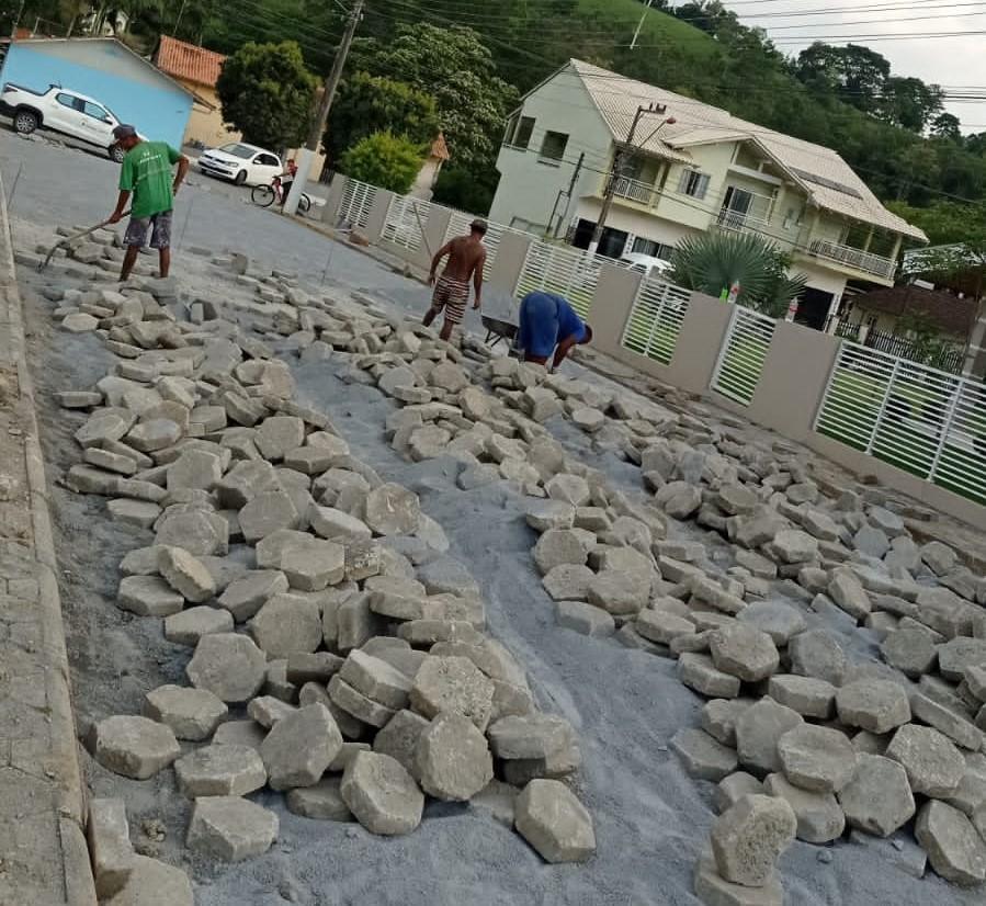 Concluído o trabalho de transferência de tubulação do leito da Avenida central para as calçadas no centro de Vidal Ramos