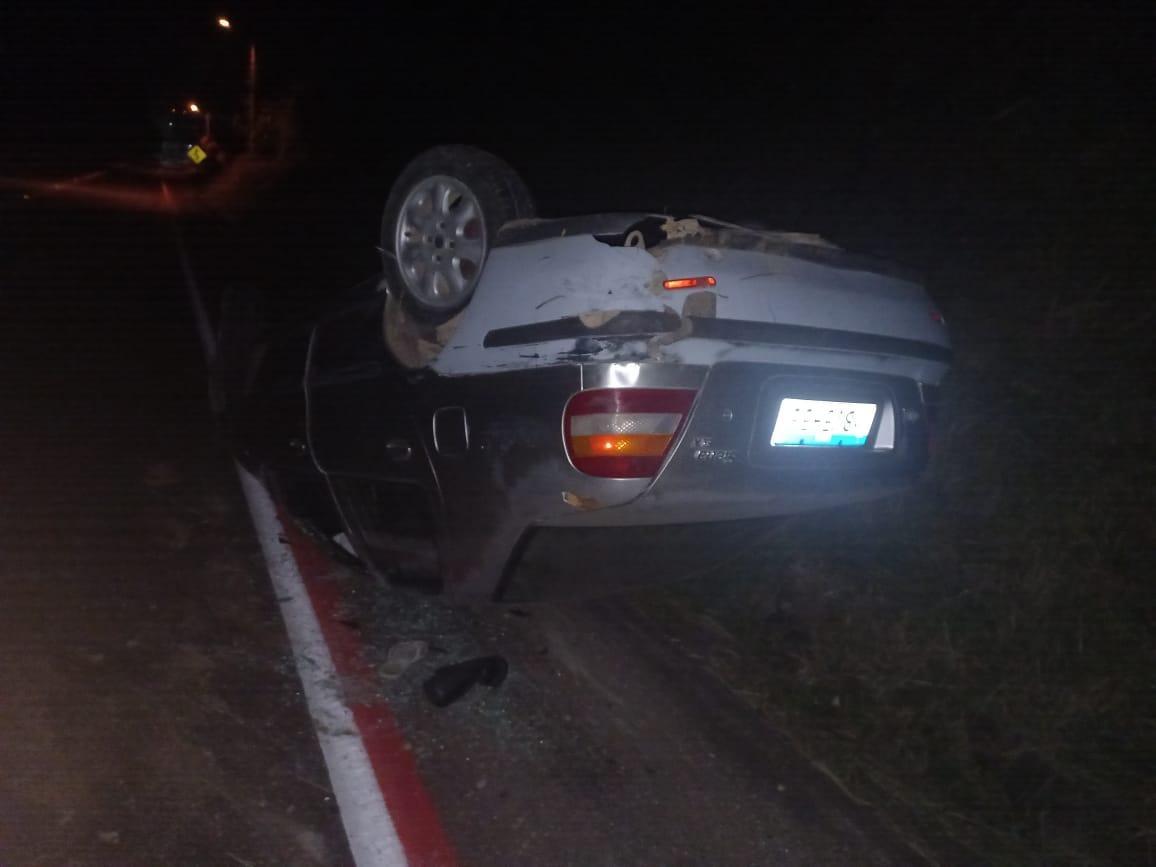Condutor abandona veículo após capotamento