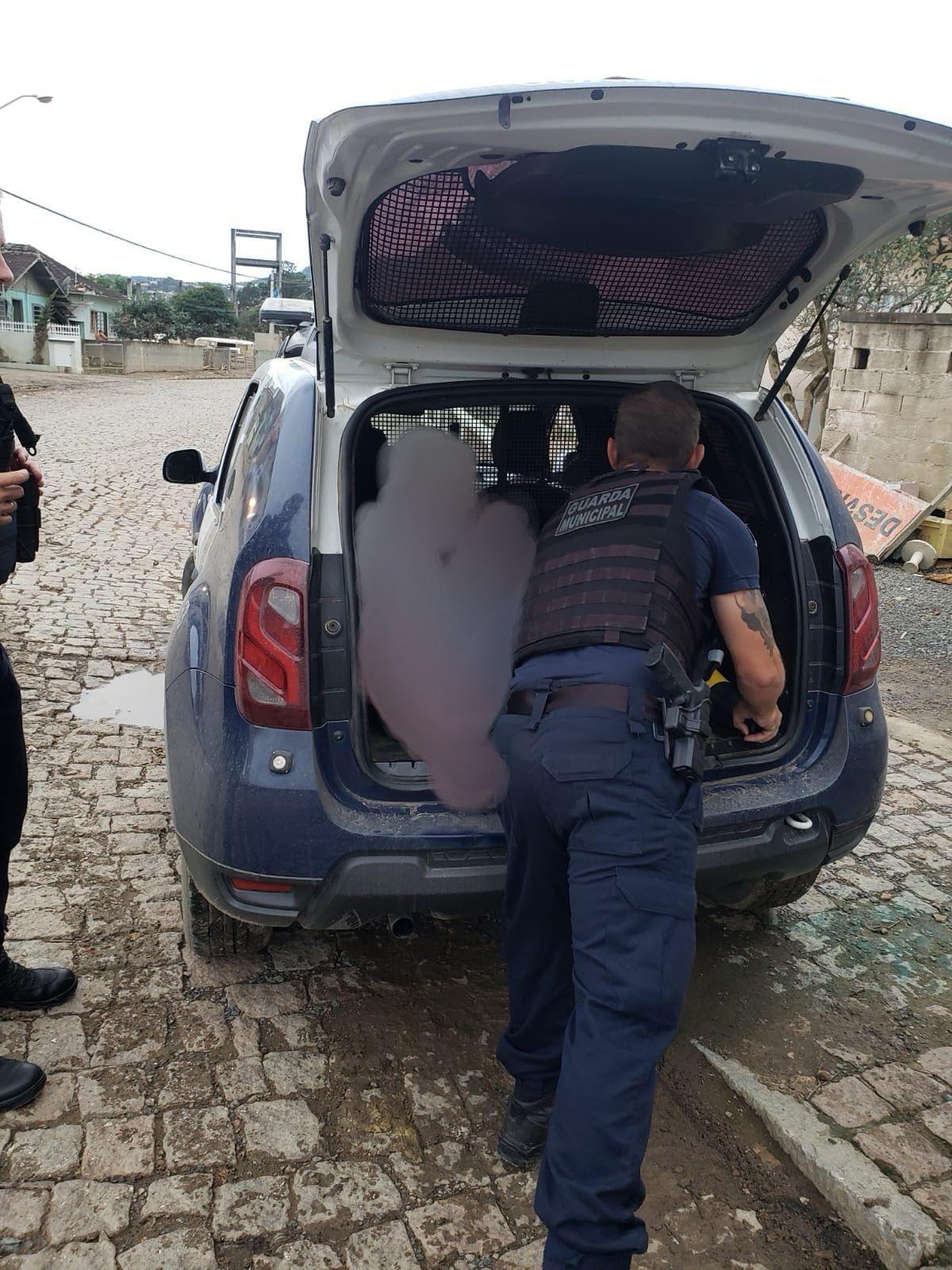 Condutor de caçamba é preso ao dormir no volante embriagado 