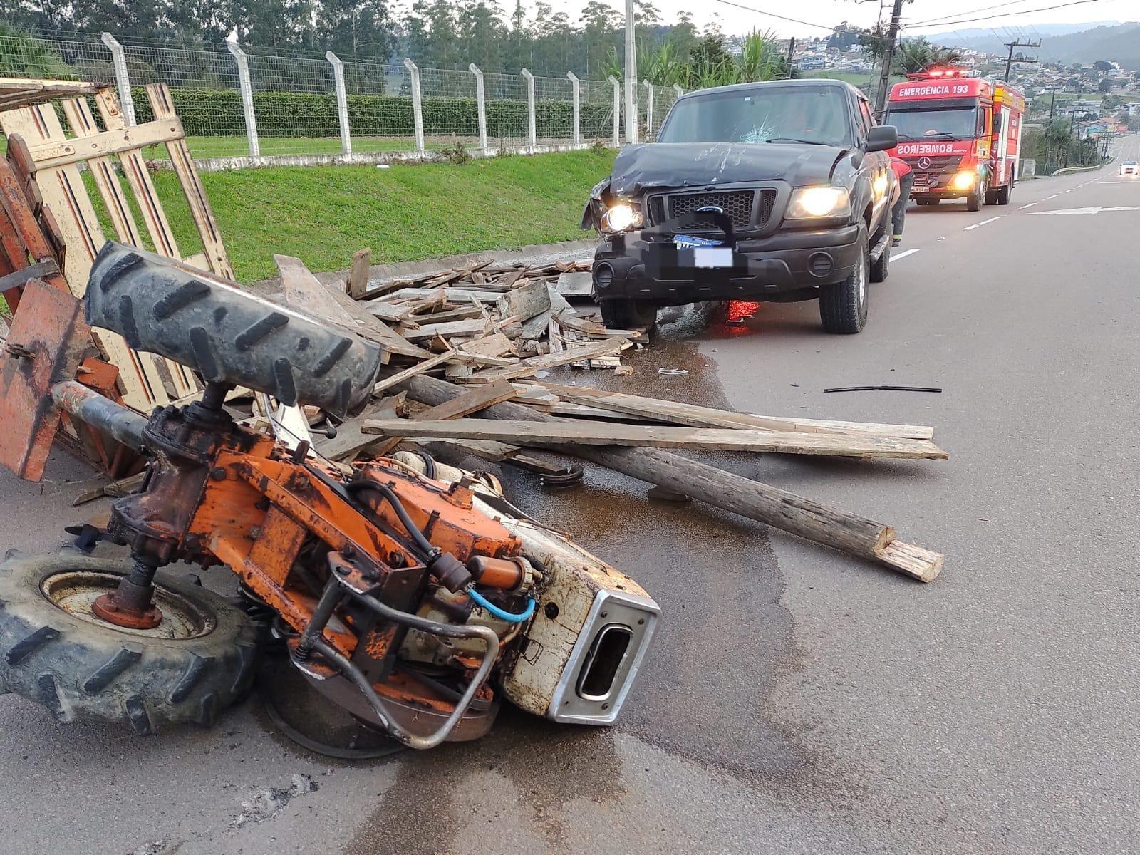 Condutor de micro trator fica ferido após colisão em camioneta em Ituporanga
