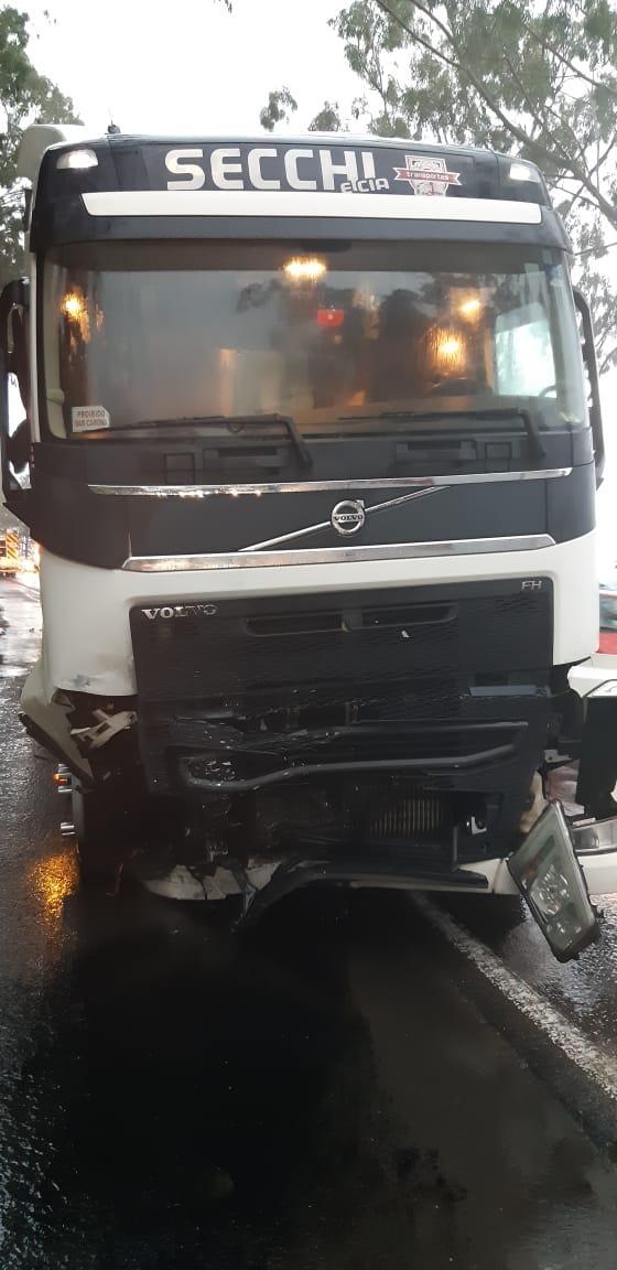 Condutor de veículo fica gravemente ferido após colisão frontal com caminhão