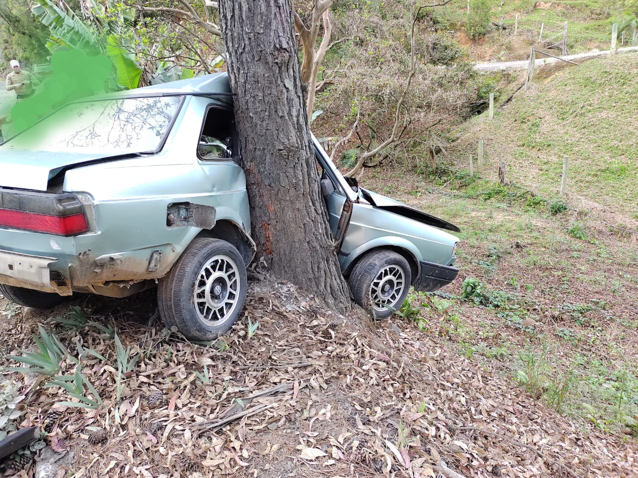 Condutor perde controle de veículo, sai da pista e colide em árvore na SC-350 em Aurora