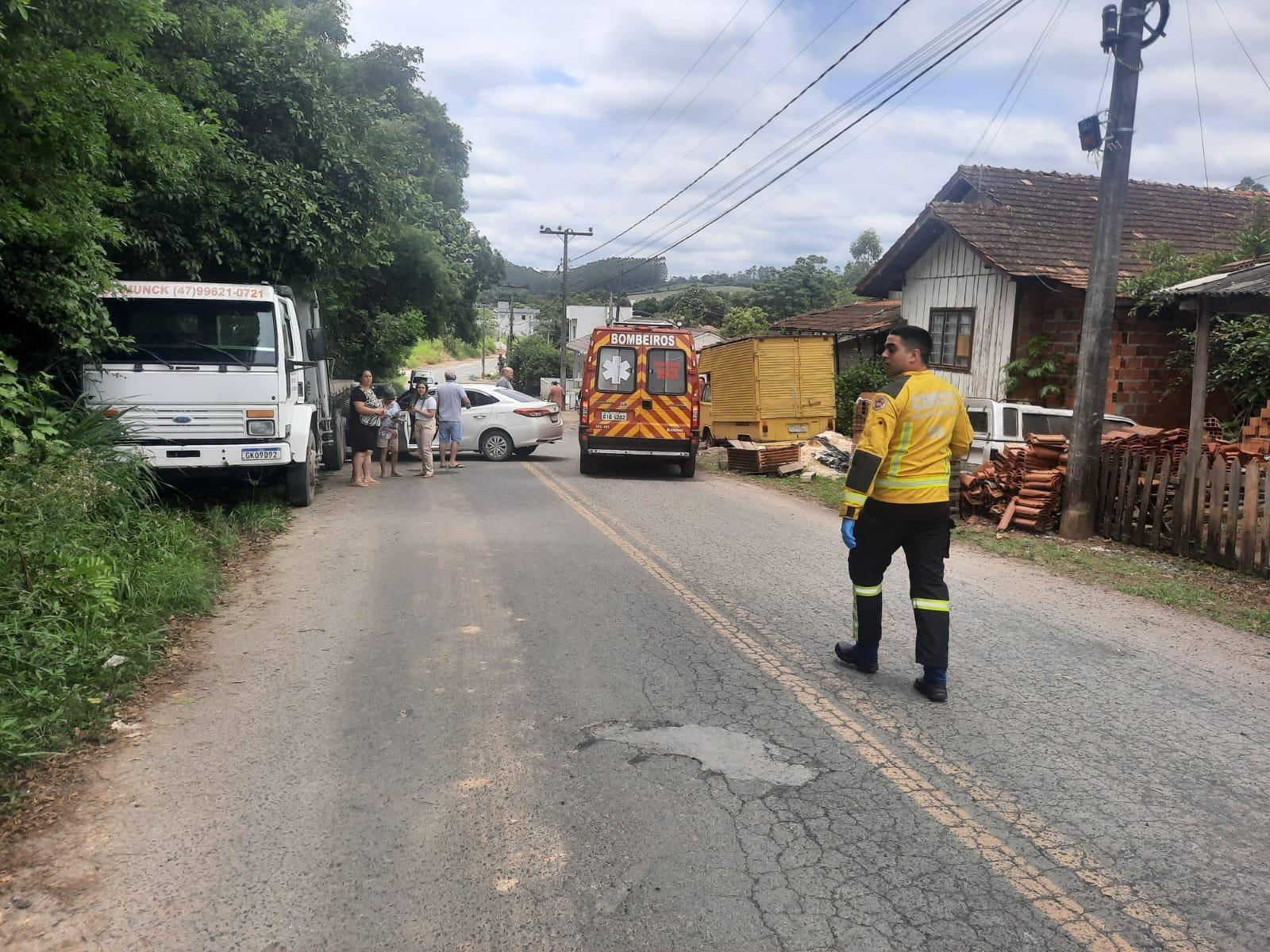 Condutor sofre mal súbito e colide com caminhão estacionado em Ituporanga