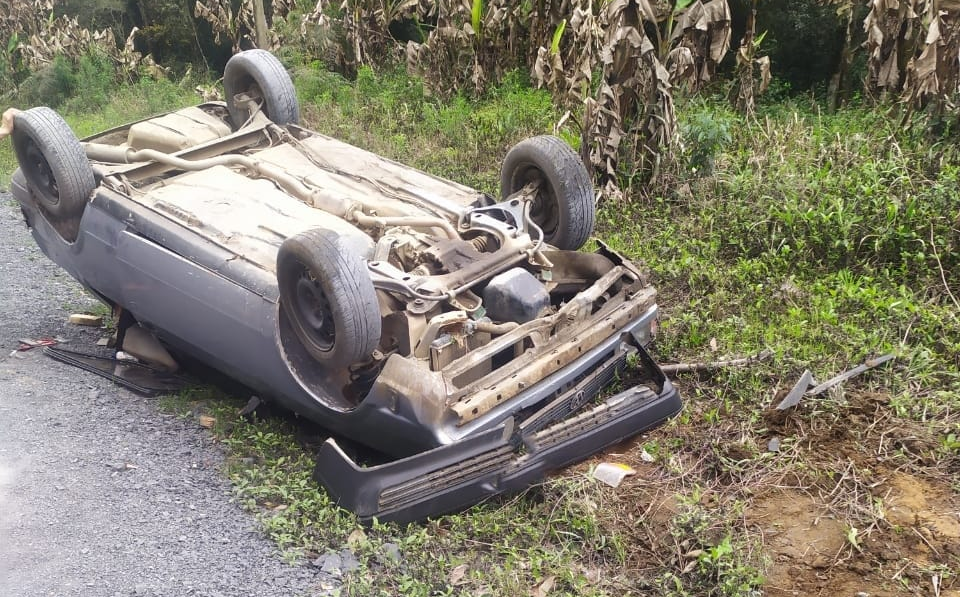 Condutor supostamente embriagado capota veículo no interior de Ituporanga