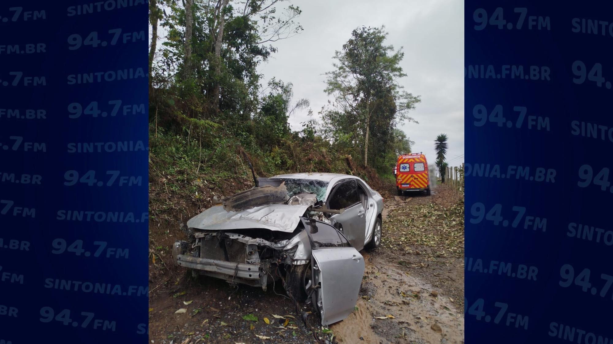 Condutora fica encarcerada após capotamento na SC-350, em Ituporanga