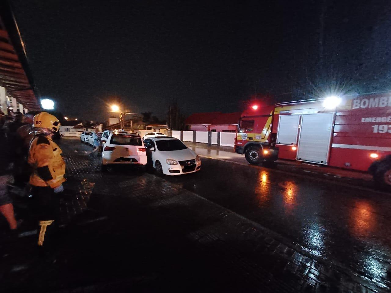Condutora perde controle de veículo e bate em carro estacionado no centro de Ituporanga
