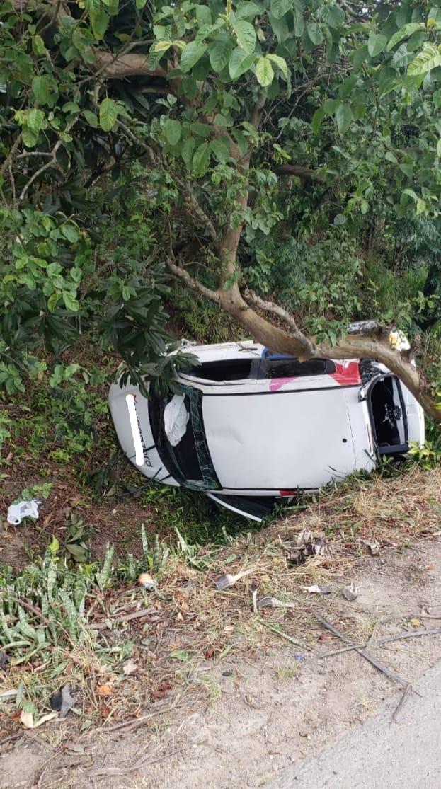 Condutora perde o controle do veículo, sai da pista e cai em um buraco