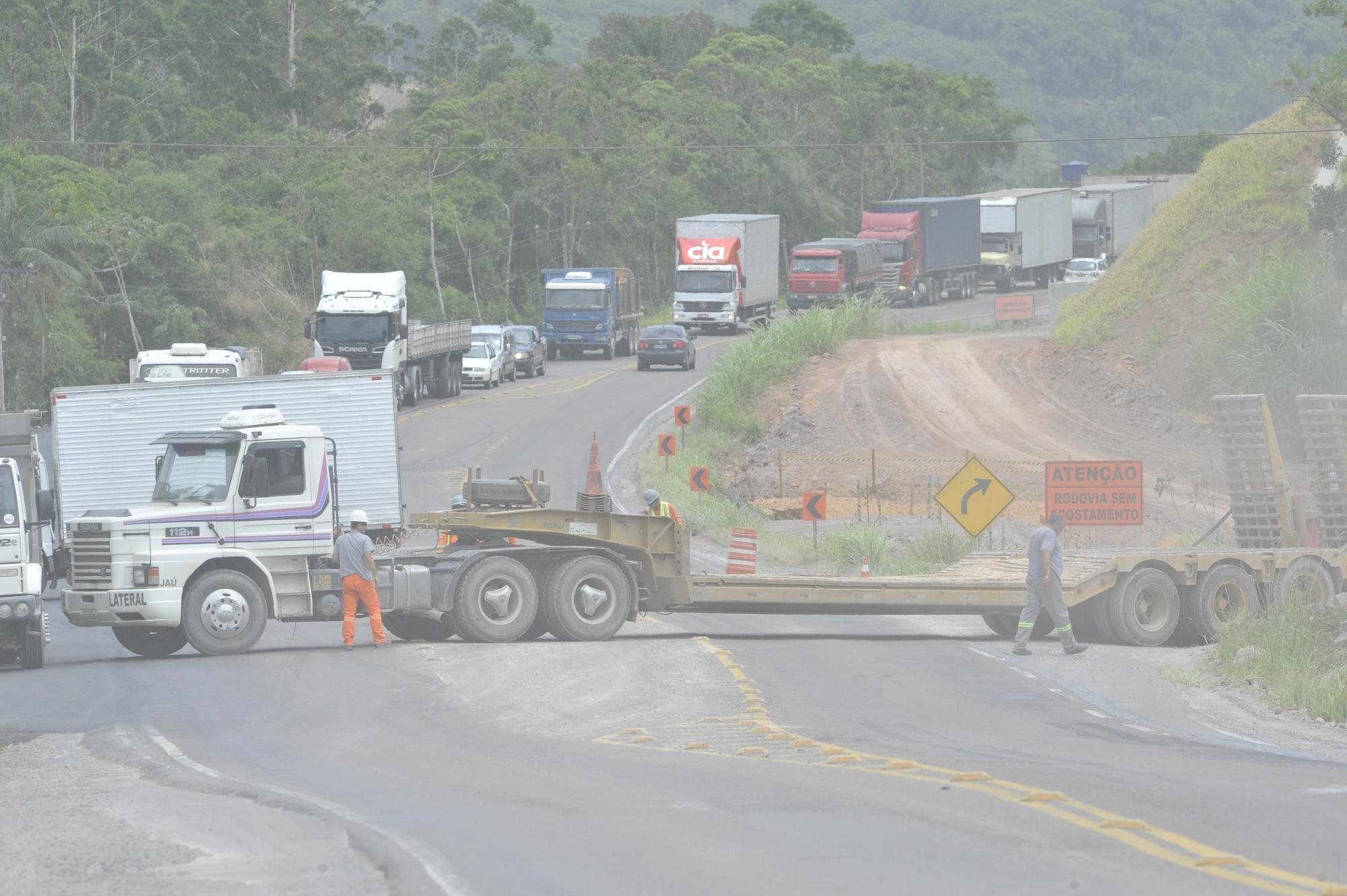 Consórcio Ivaí-Setep realiza detonação de rochas às margens da BR 470 em Gaspar nesta terça-feira (27)