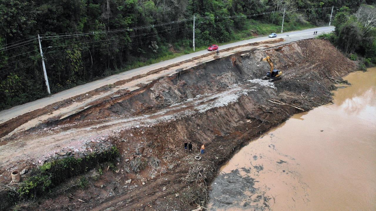 Construção de um muro de contenção na Rua Conselheiro Willy Hering, deve solucionar o problema de deslocamento entre Rio do Sul e Lontras