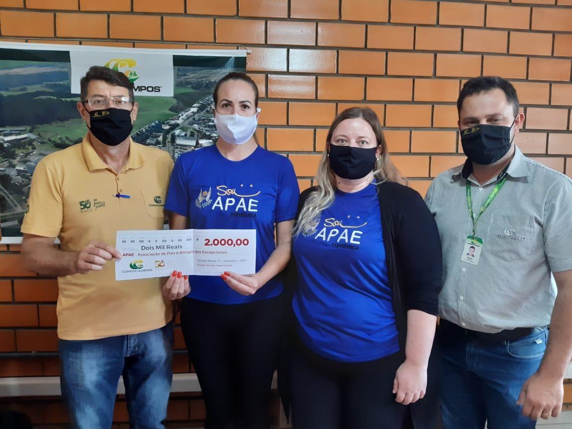 Copercampos faz doação financeira para a Apae de Ituporanga